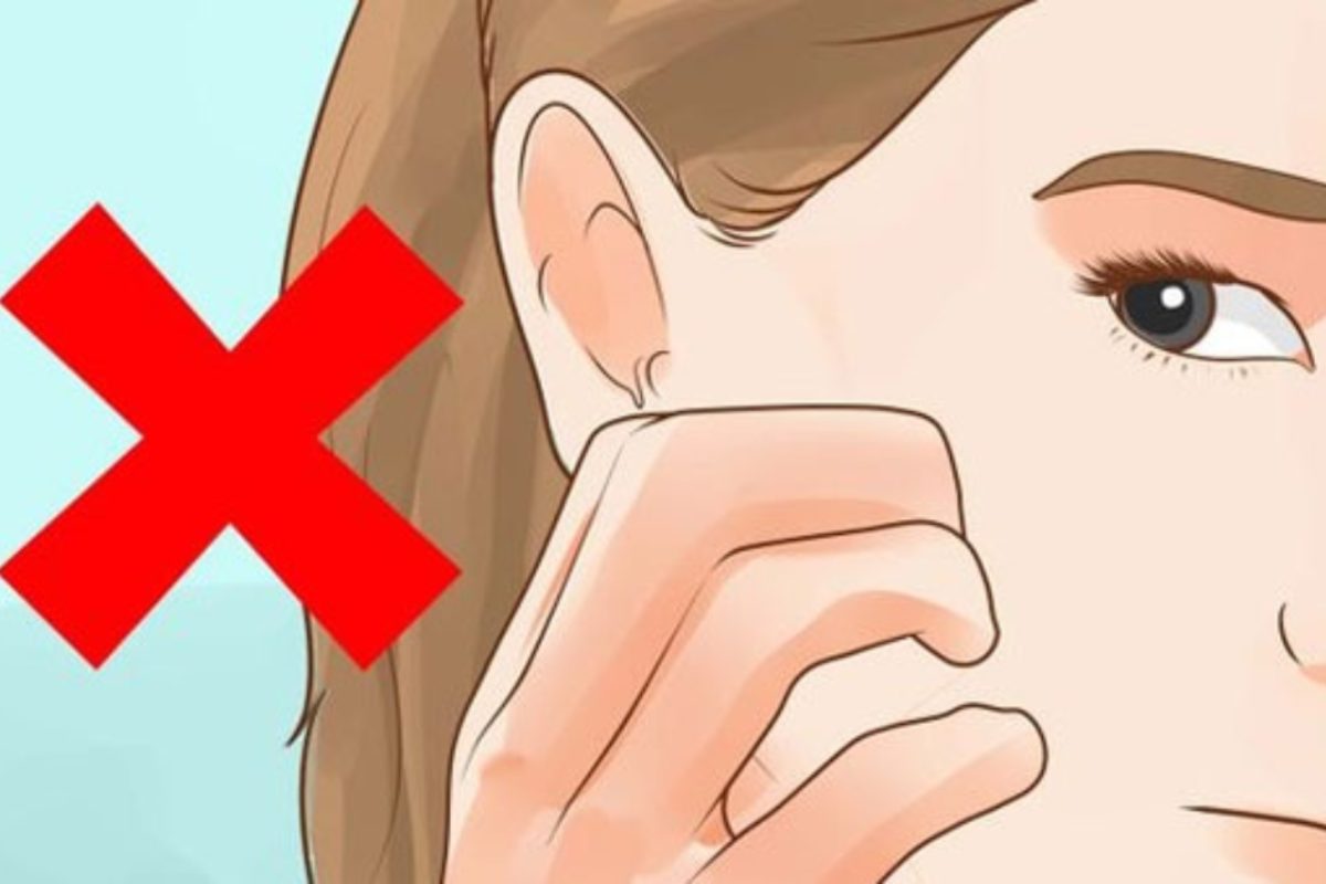 Không chạm tay lên mặt là nguyên tắc vàng giúp ngăn mụn và vi khuẩn. (Ảnh: Sưu tầm) 