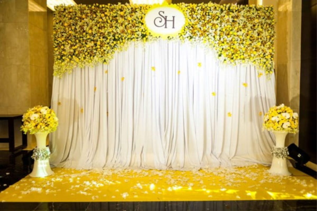 Backdrop lễ cưới màu vàng pastel với hoa tươi. (Ảnh: Sưu tầm)