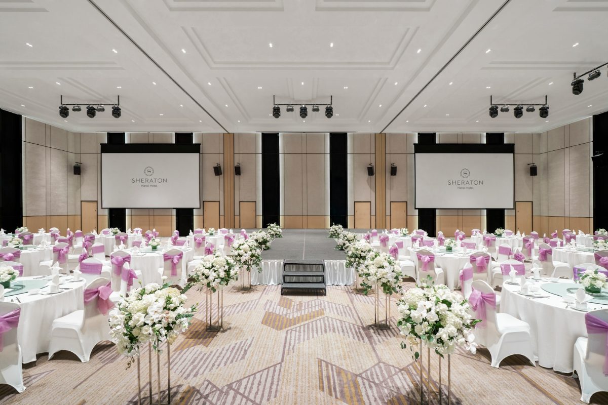 Phòng Sông Hồng tại Sheraton – sảnh tiệc cưới trong nhà sang trọng, sức chứa lớn, phù hợp tiệc cưới truyền thống và phong cách luxury. (Ảnh: Sưu tầm)
