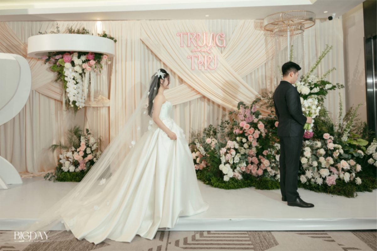 Cô dâu chú rể trong không gian tiệc cưới với bảng màu pastel nhẹ nhàng. (Ảnh: TIFF.vn) 