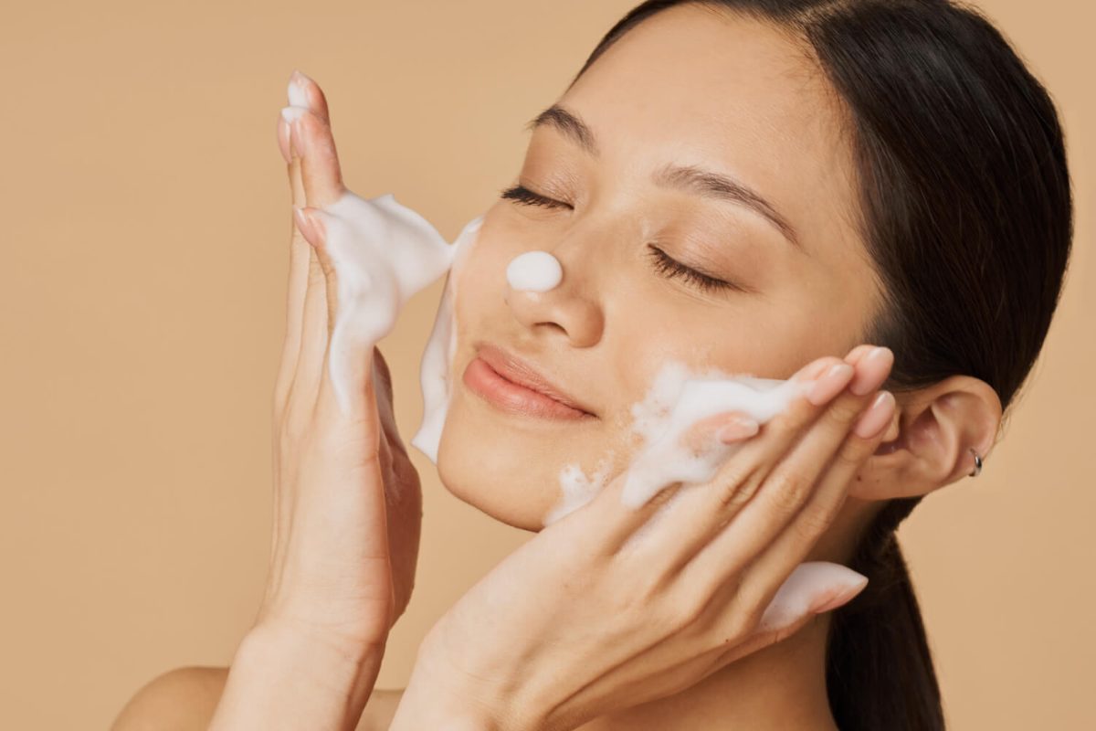 Làm sạch kép giúp da khỏe mạnh và hấp thụ dưỡng chất tốt hơn. (Ảnh: Sưu tầm) 