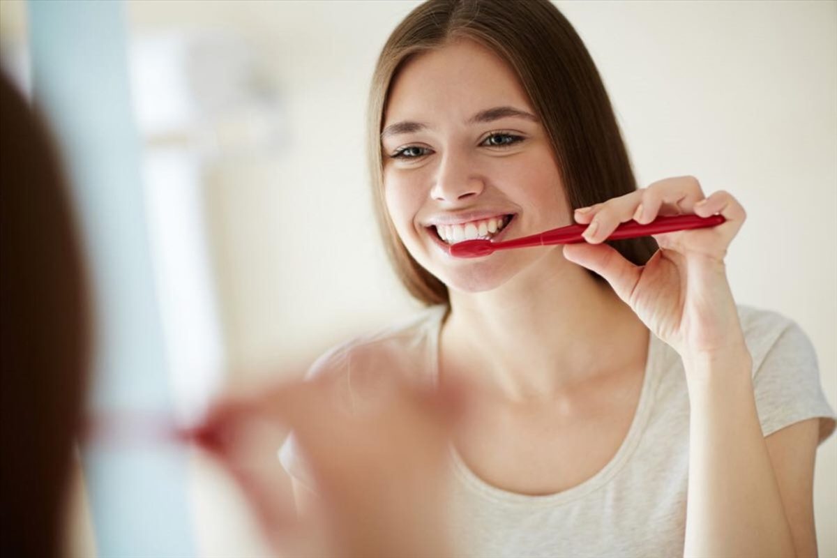 Làm trắng răng tại nhà (Ảnh: sưu tầm)
