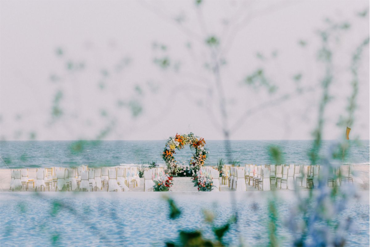 Đám cưới lãng mạn bên bờ biển cùng cổng hoa tinh tế (Ảnh: NhuCam • Lifestyle Wedding)