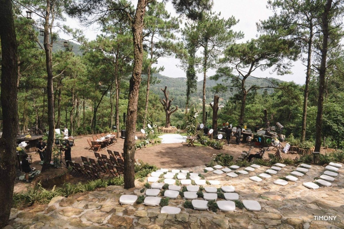 Đồi LLum mang tinh thần thiên nhiên vào ngày cưới (Ảnh: Sưu tầm) 