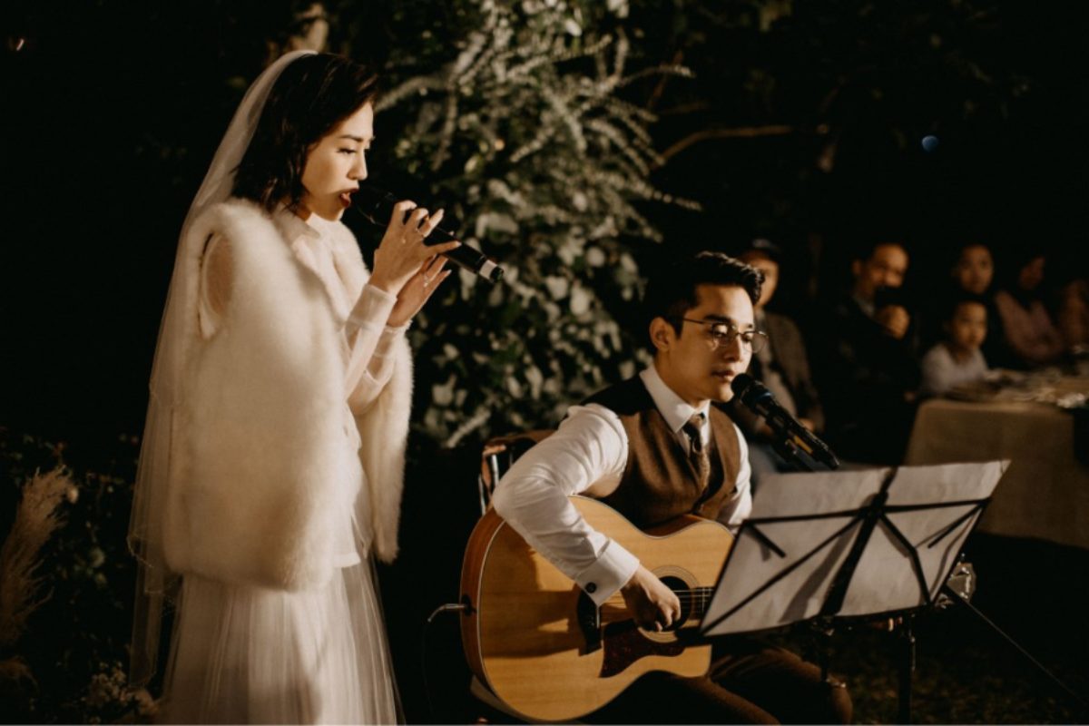 Bàn tiệc tối sang trọng và lãng mạn trong không gian Intimate Wedding ngoài trời. (Ảnh: Sưu tầm)