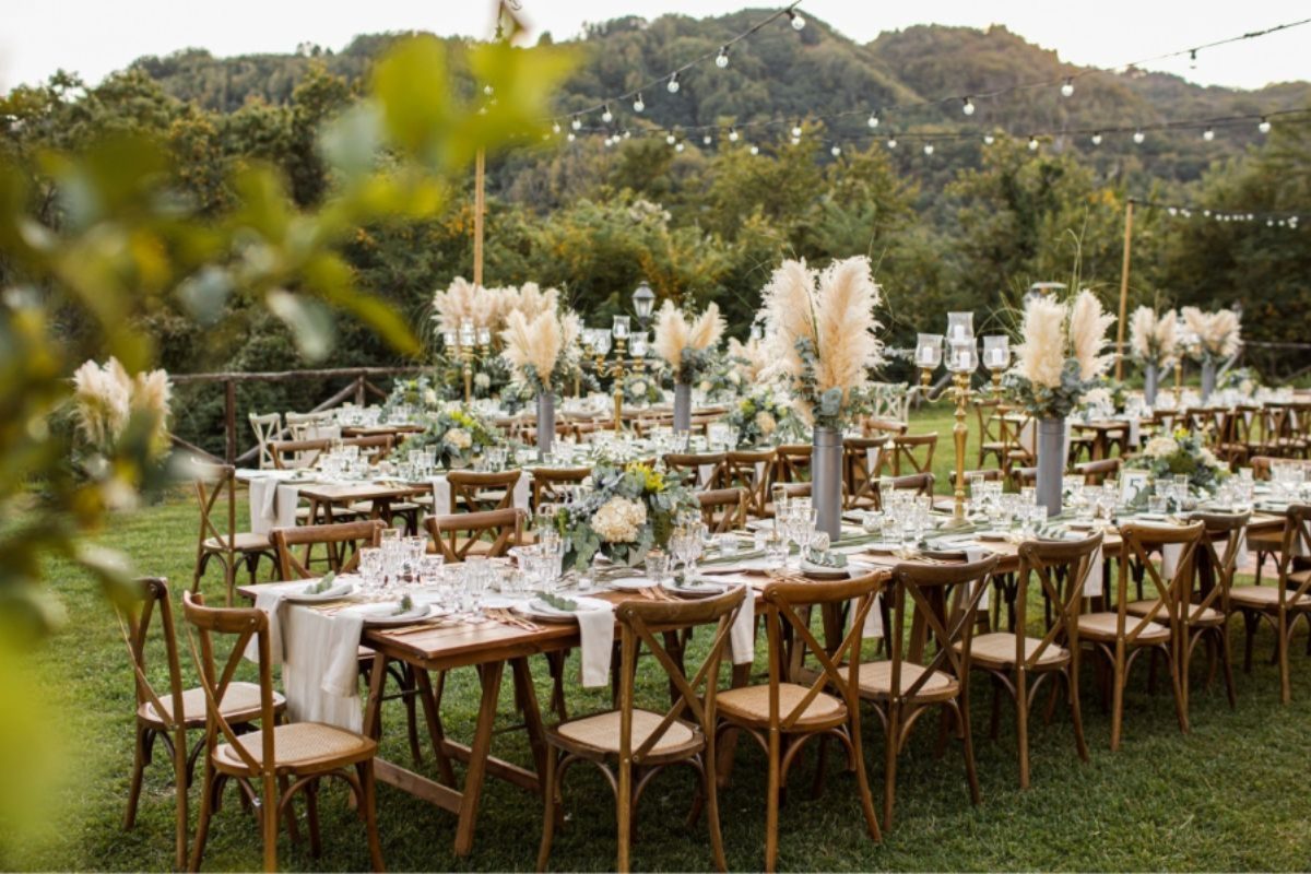 Bàn tiệc cocktail ngoài trời với ánh hoàng hôn trong đám cưới Intimate Wedding. (Ảnh: TIFF.vn)