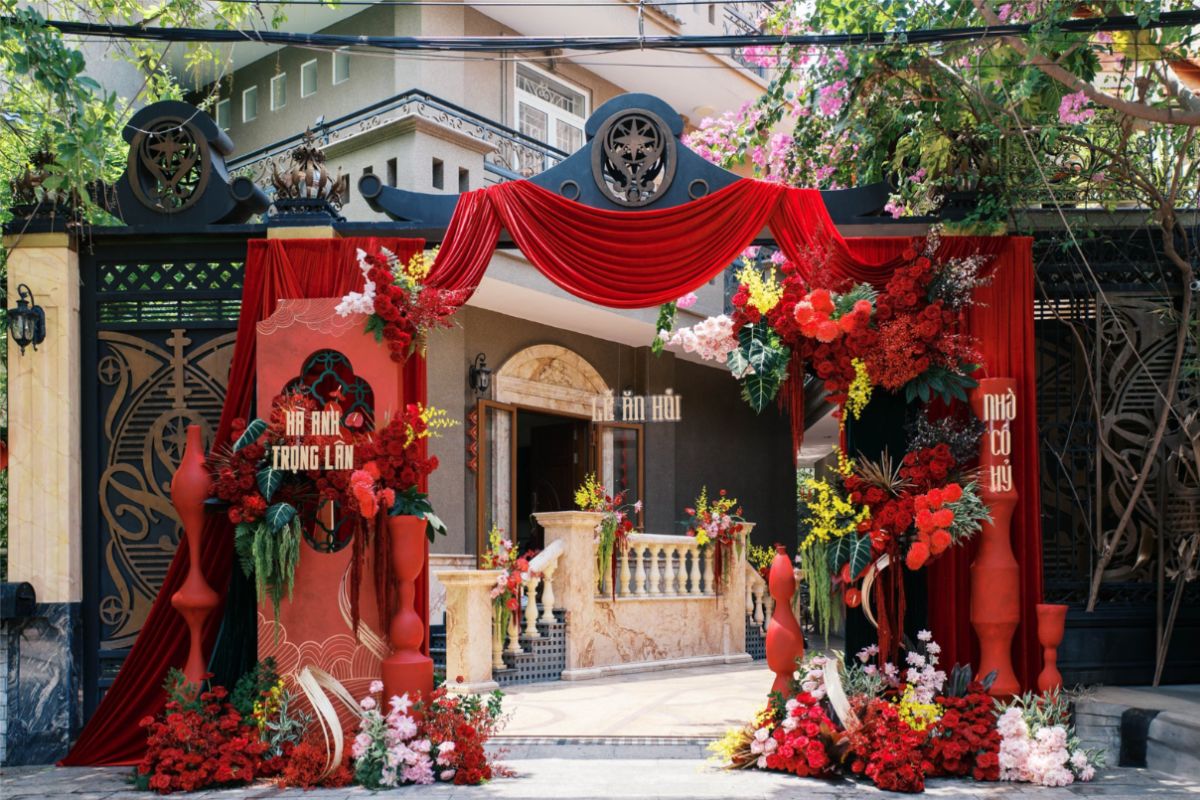 Lễ ăn hỏi trang trí theo phong cách truyền thống mềm mại (Ảnh: Lynh Thuỳ Wedding Planner)
