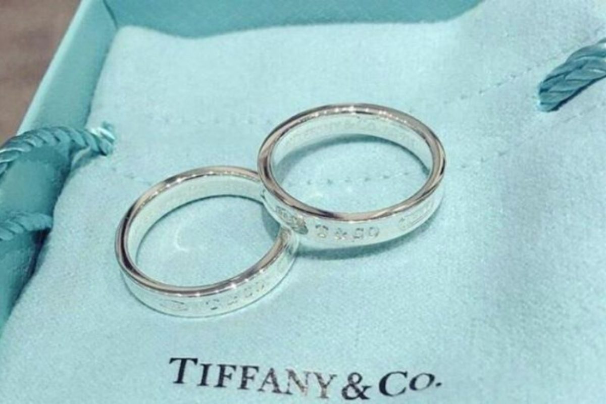 Cặp nhẫn cưới Tiffany & Co. mang thiết kế đơn giản nhưng sang trọng, nổi bật trên nền xanh đặc trưng của thương hiệu huyền thoại. (Ảnh: Sưu tầm) 