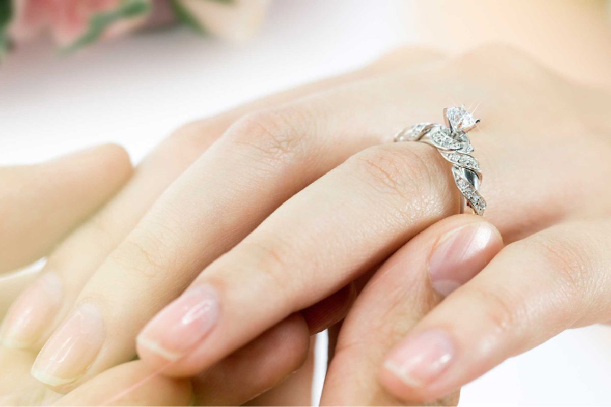 Hàn nhẫn đính hôn và nhẫn cưới gây khó khăn khi cần vệ sinh hoặc sửa chữa. (Ảnh: Sưu tầm)