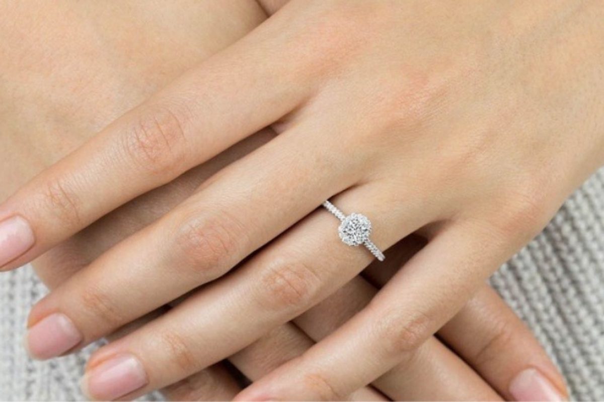 Nhẫn đính hôn cài bốn chấu thiếu thanh đỡ có thể gây lỏng hoặc rơi đá. (Ảnh: Sưu tầm)