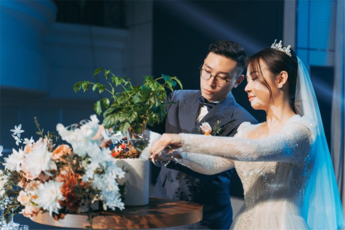 Cô dâu chú rể thả hạt giống trong lễ cưới xanh, biểu tượng khởi đầu mới và gieo mầm cho tương lai. (Ảnh: Sưu tầm) 