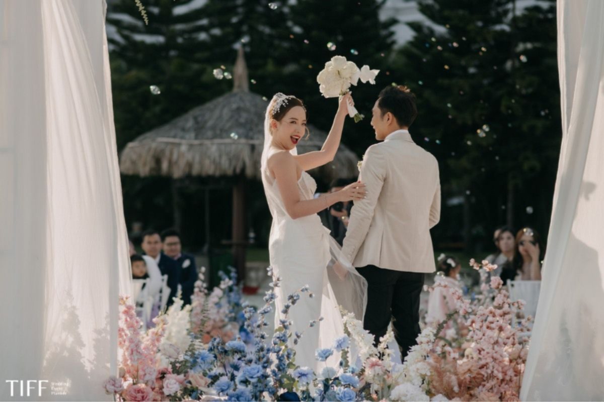 Cặp đôi rạng rỡ bên bãi biển trong lễ cưới được trang trí chuyên nghiệp bởi TIFF Wedding Planner. (Ảnh: TIFF.vn) 