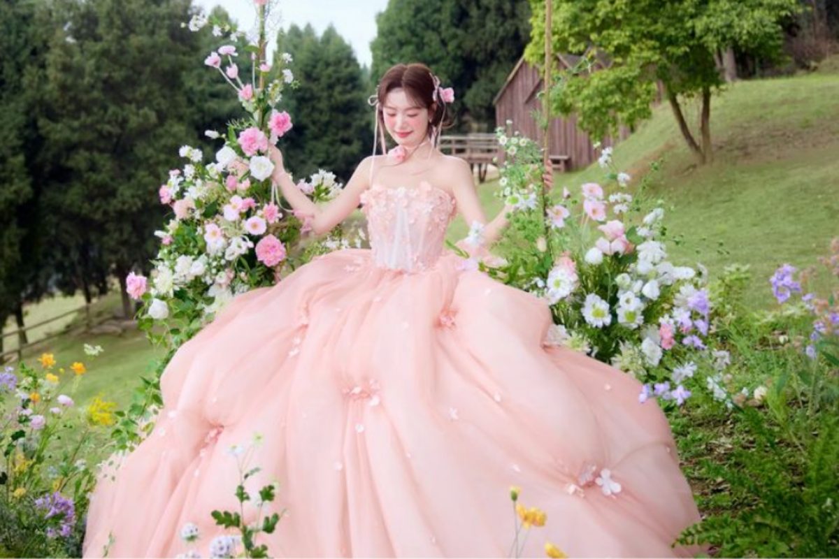 Cô dâu diện váy blush pink nhẹ nhàng (Ảnh: Sưu tầm)