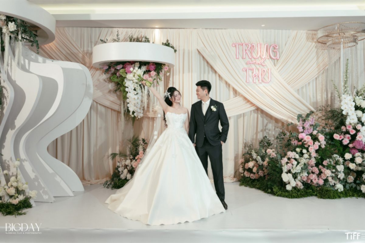 Đám cưới tone hồng ngày càng được nhiều cặp đôi yêu thích nhờ vẻ ngọt ngào và lãng mạn (Ảnh: TIFF.vn)