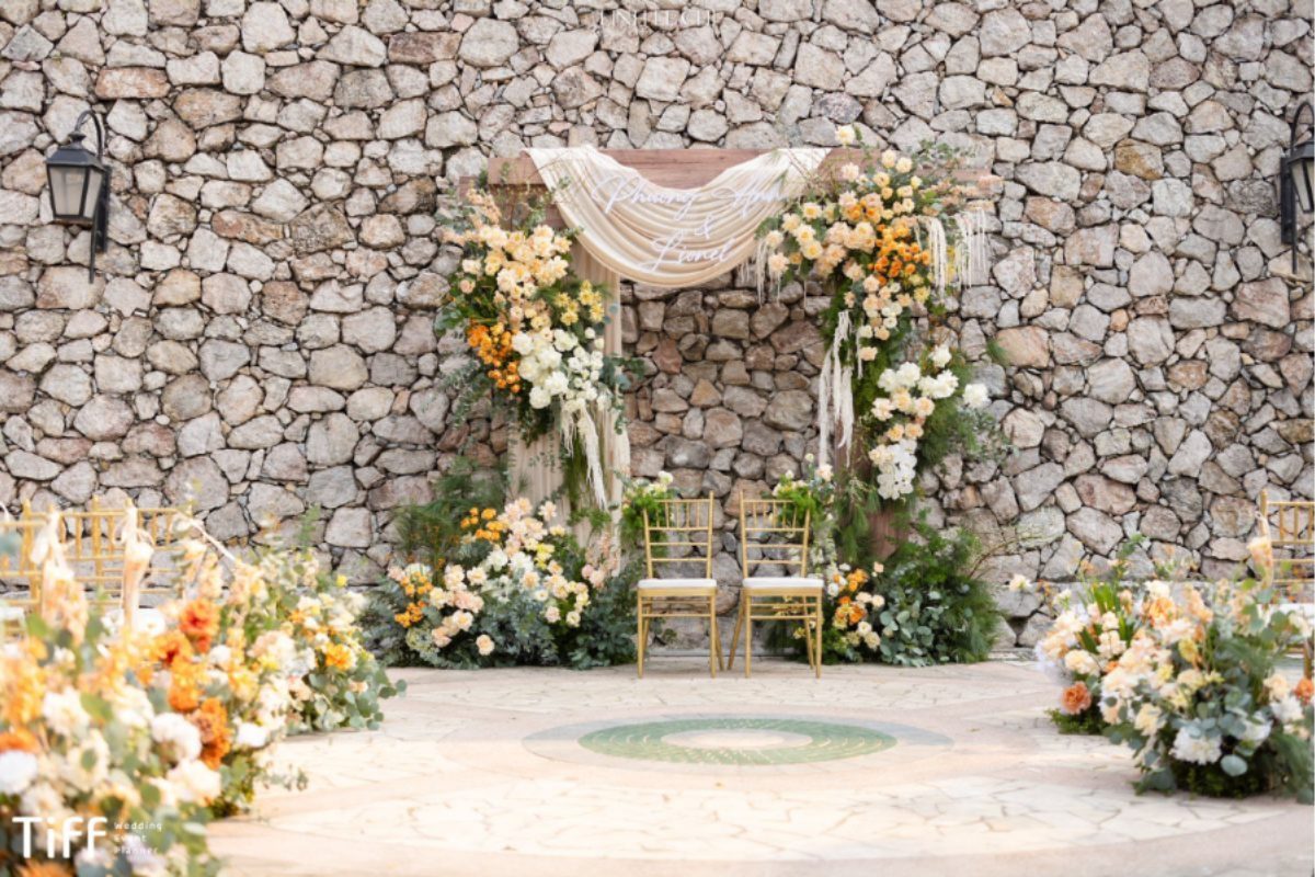 Đám cưới sân vườn mùa hè với backdrop hoa rực rỡ (Ảnh: TIFF.vn)