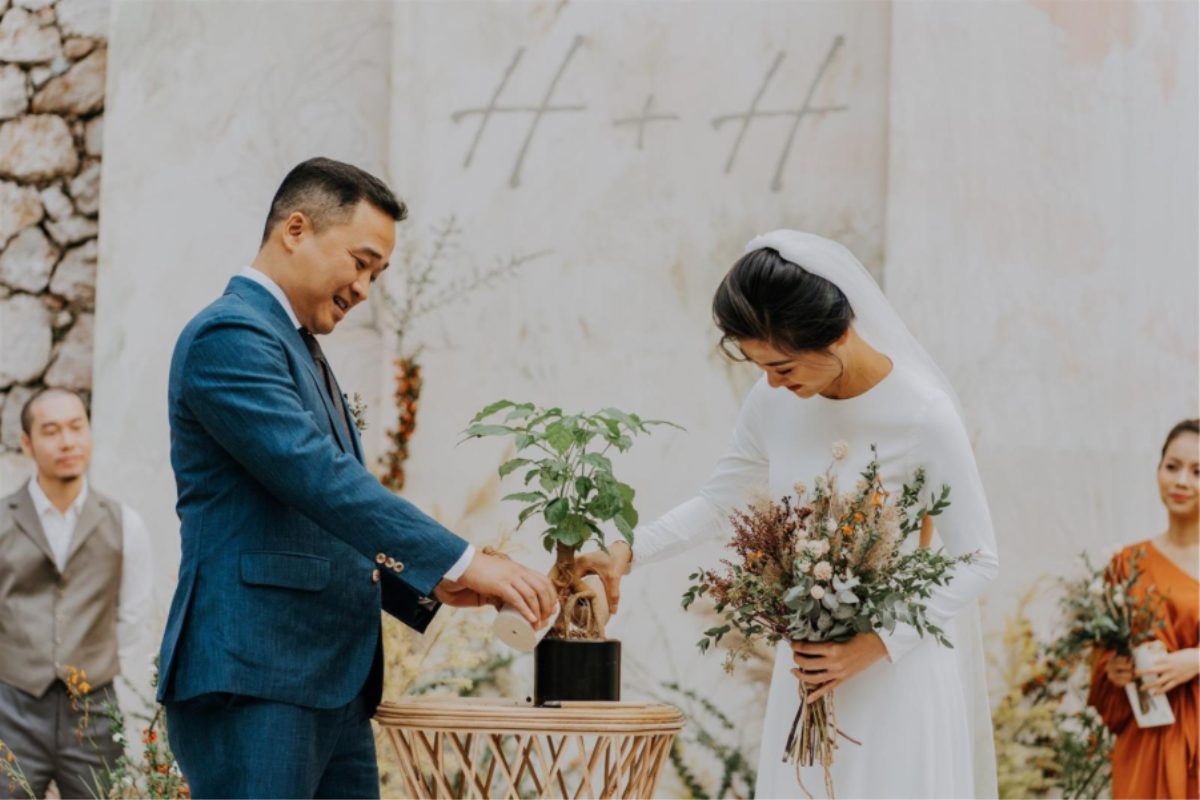Cô dâu và chú rể cùng tưới cây non trong lễ cưới xanh, biểu tượng vun đắp tình yêu và hôn nhân bền vững. (Ảnh: Sưu tầm) 