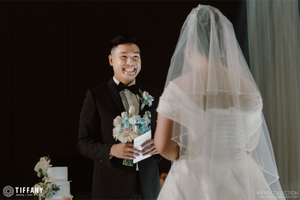 First Look nơi cô dâu chú rể lần đầu tiên nhìn thấy cô dâu trong váy cưới lộng lẫy. (Ảnh: TIFF.vn) 