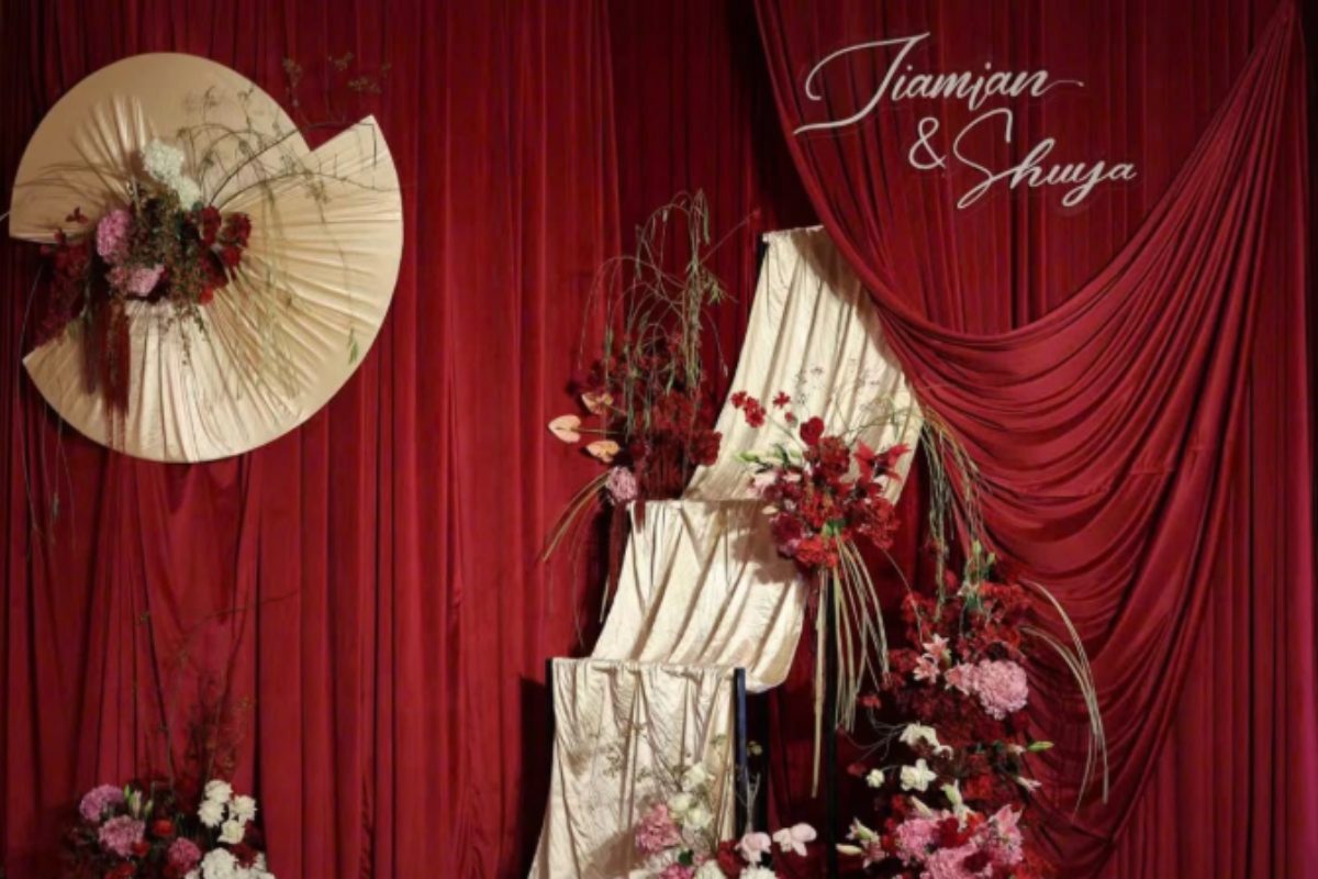 Backdrop và bàn tiệc với ba tone Emerald, Burgundy & Tím Cà, phối thêm ánh sáng ấm để tăng hiệu ứng sang trọng. (Ảnh: Sưu tầm)