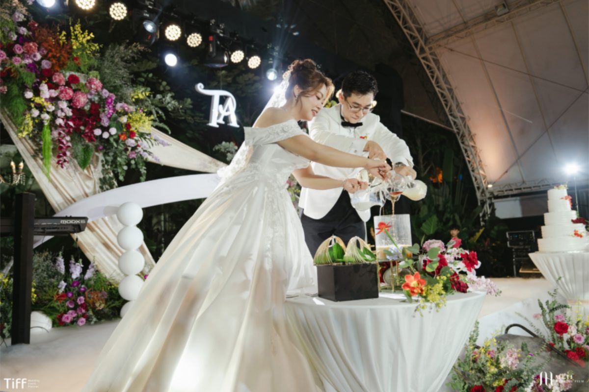 Cô dâu và chú rể pha chế cocktail chung trong nghi lễ Unity Ceremony, tượng trưng cho sự hòa hợp và cá tính riêng trong hôn nhân. (Ảnh: TIFF.vn) 