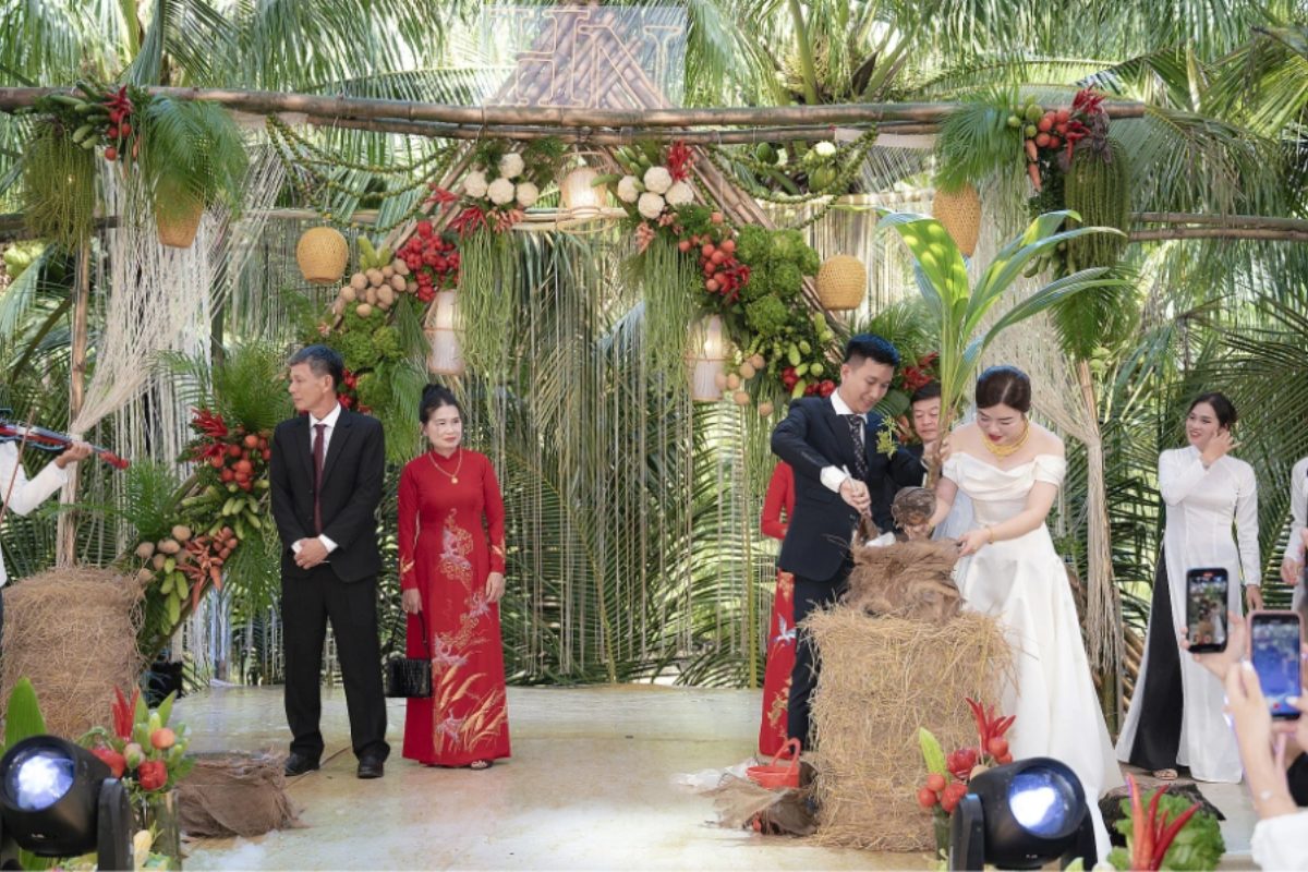 Cô dâu chú rể cùng nhau trồng cây trong nghi lễ Unity Ceremony. (Ảnh: Sưu tầm) 