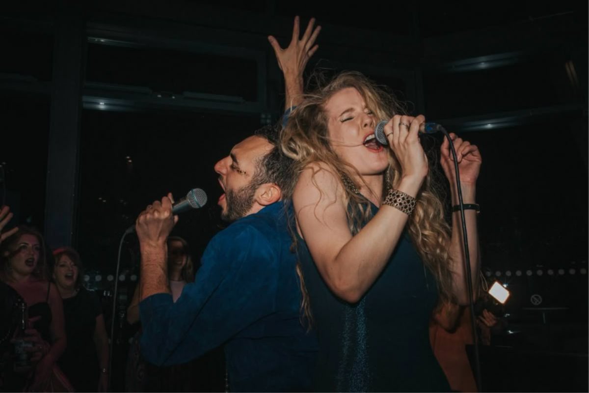 Trò chơi Karaoke battle dành cho giới trẻ trong đám cưới. (Ảnh: Sưu tầm) 
