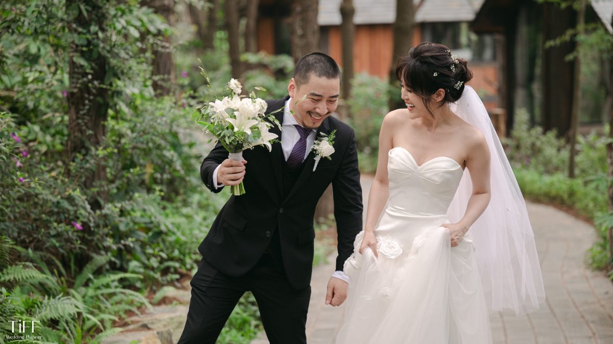 Việc có nhạc nền nhẹ nhàng khi đọc vow cũng giúp tăng cảm xúc và nhịp điệu cho lễ cưới. (Ảnh: TIFF.vn) 