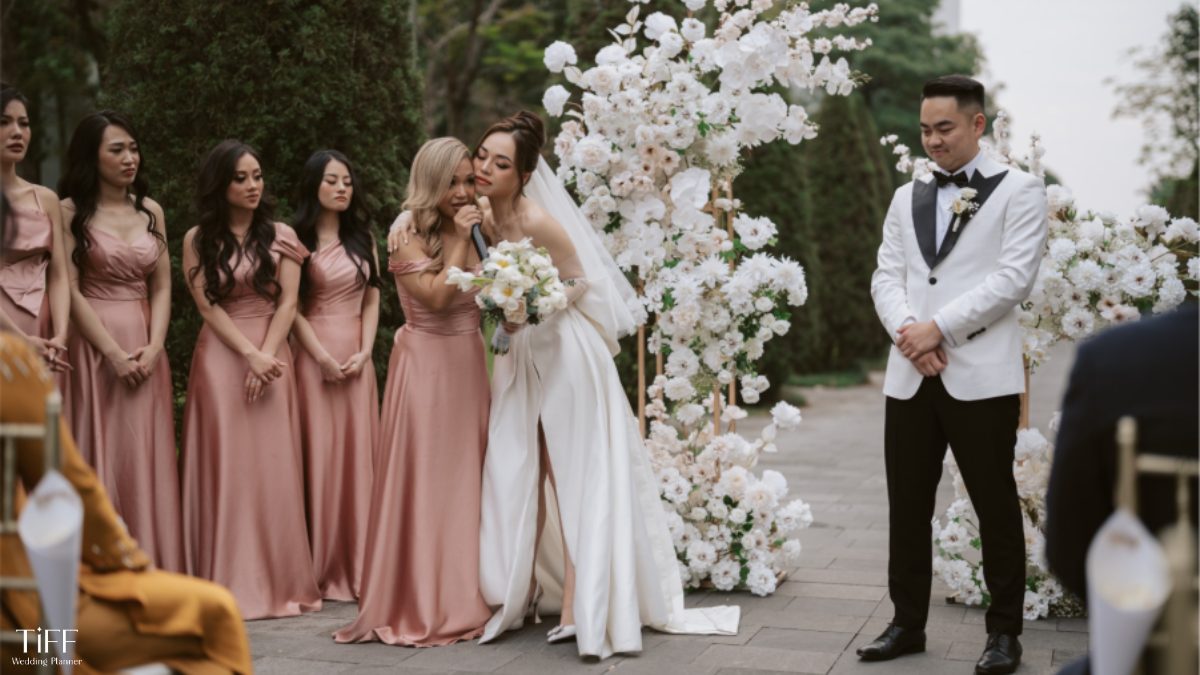 Hãy thử kết hợp lời chúc phúc từ cha mẹ hoặc người thân ngay trong lúc wedding vow. (Ảnh: TIFF.vn) 