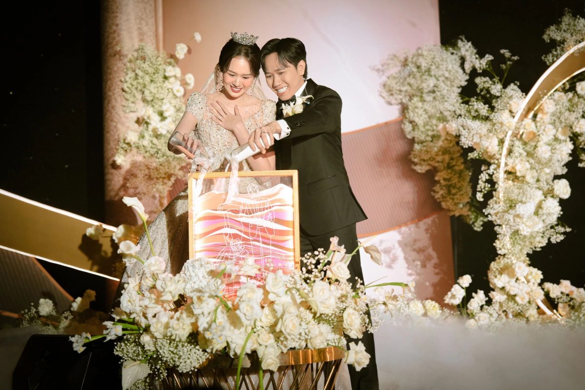 Cô dâu và chú rể thực hiện nghi thức rót cát trong lễ cưới, tượng trưng cho sự hòa hợp và tình yêu vĩnh cửu. (Ảnh: Sưu tầm) 