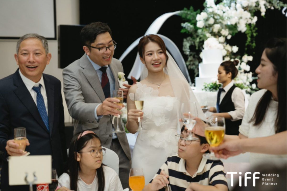 Trò chơi kể chuyện về cô dâu chú rể dành cho khách lớn tuổi. (Ảnh: TIFF.vn) 