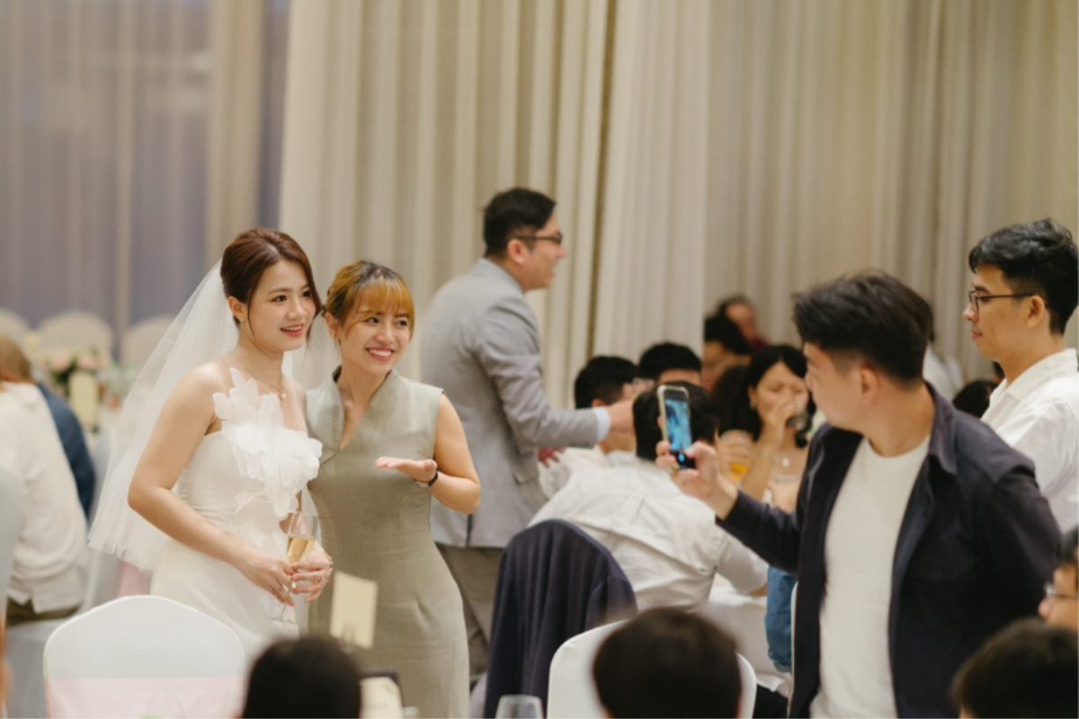 Trò chơi chia sẻ lời khuyên hôn nhân dành cho khách lớn tuổi trong đám cưới. (Ảnh: TIFF.vn) 