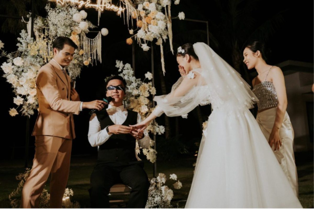 Trò chơi bịt mắt tìm cô dâu chú rể trong đám cưới, tạo không khí bất ngờ và hài hước. (Ảnh: Sưu tầm) 