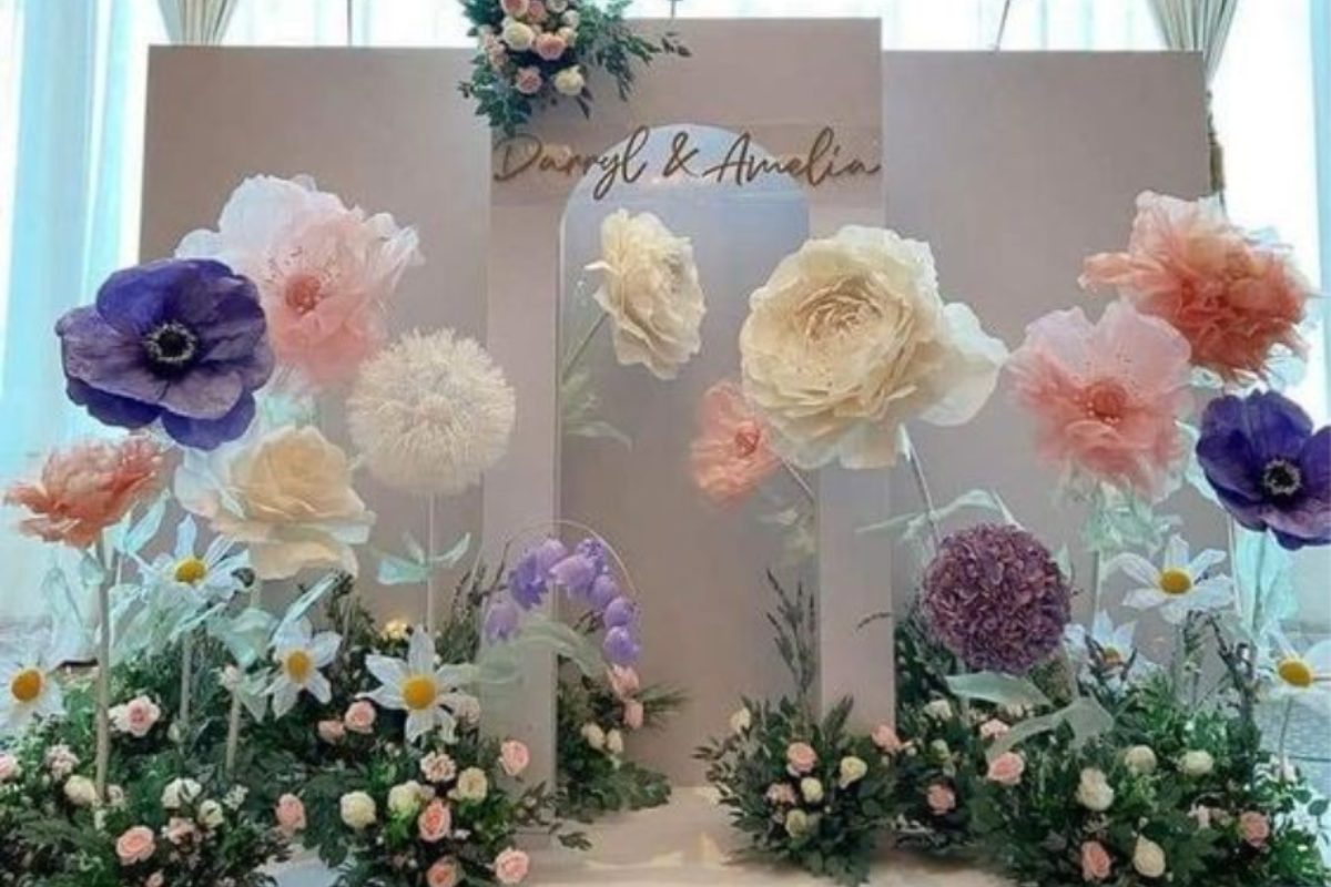 Backdrop hoa giấy tại tiệc cưới Đà Lạt do Rocy Wedding Decor setup. (Ảnh: Sưu tầm)