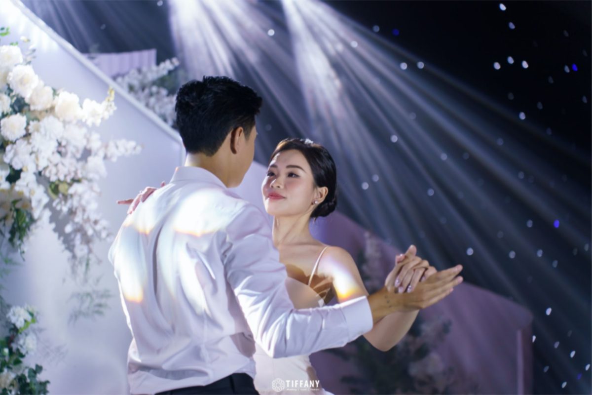 Cô dâu chú rể nhìn nhau mỉm cười trong first dance, khách mời vỗ tay cổ vũ (Ảnh: TIFF.vn)