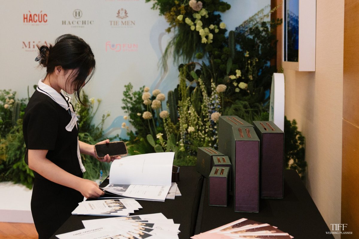 Thuê Wedding Planner chính là giải pháp giúp ngày cưới của bạn vừa hoàn hảo, vừa trọn vẹn, đảm bảo tất cả diễn ra suôn sẻ và đầy cảm xúc.(Ảnh: TIFF.vn) 