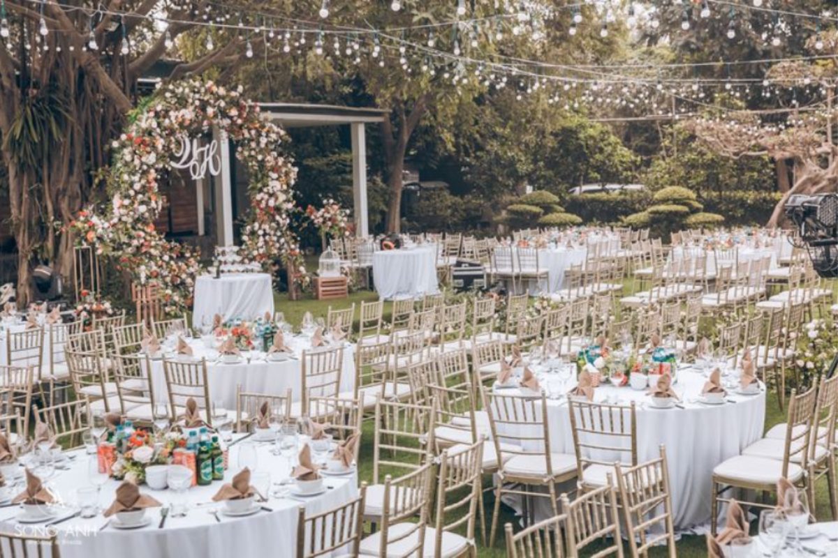 Tiệc cưới ngoài trời với ánh sáng ấm áp do La Rose Wedding setup. (Ảnh: Sưu tầm)