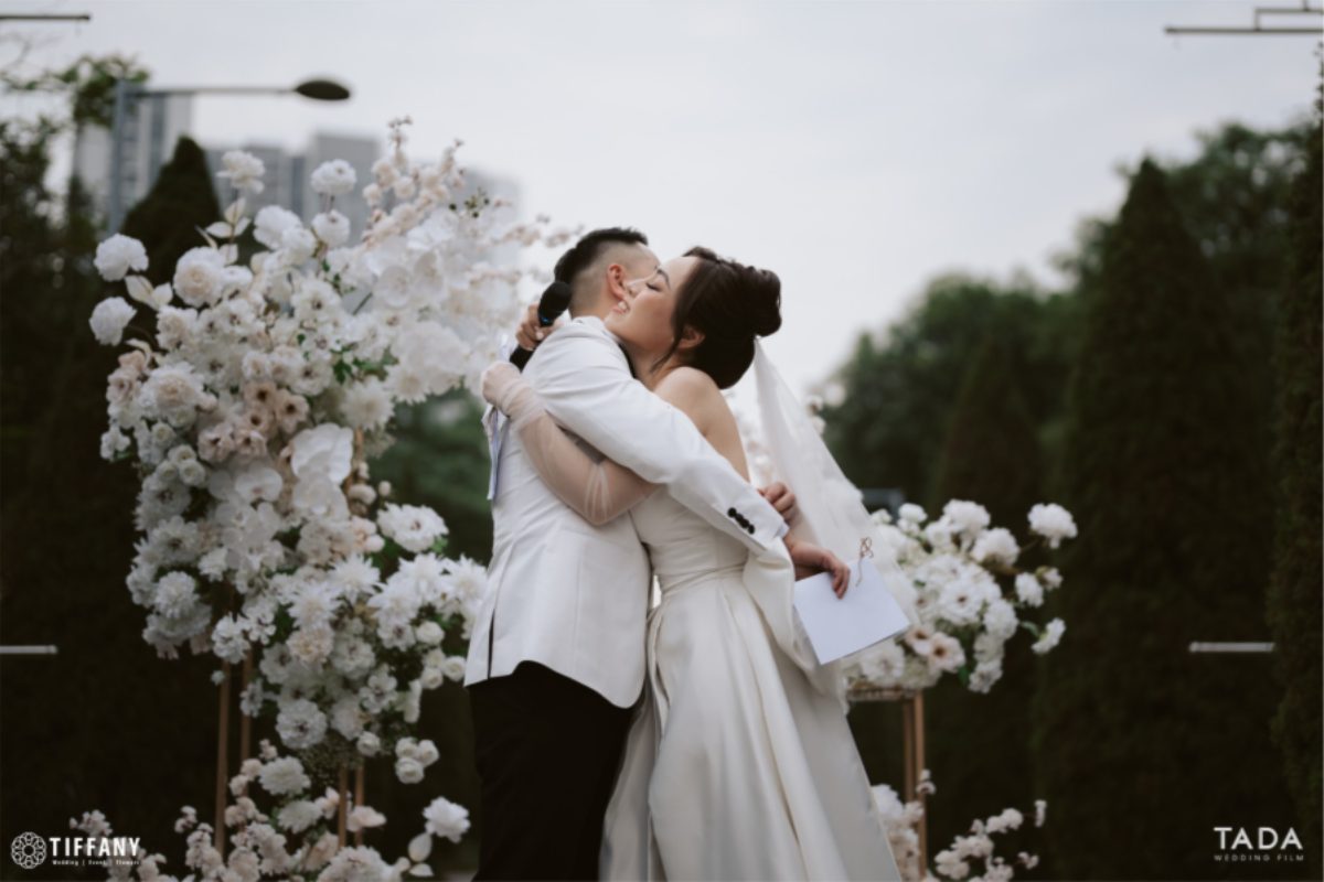 Khoảnh khắc ôm nhau đầy cảm xúc khi đọc wedding vow. (Ảnh: TIFF.vn)