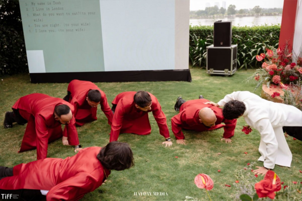 Trò chơi tìm vỏ sò trong tiệc cưới bãi biển. (Ảnh: TIFF.vn) 