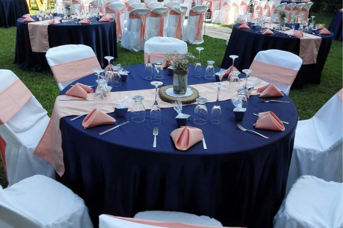 Bàn tiệc cưới phối navy – hồng pastel nhẹ nhàng, lãng mạn (Ảnh: Sưu tầm)