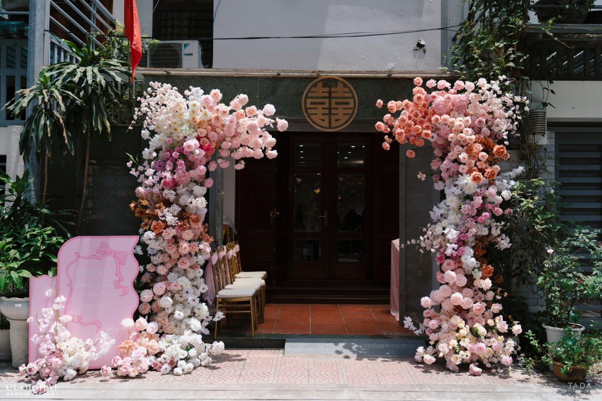 Cổng hoa cưới trang trí hồng pastel (Ảnh: Sưu tầm)