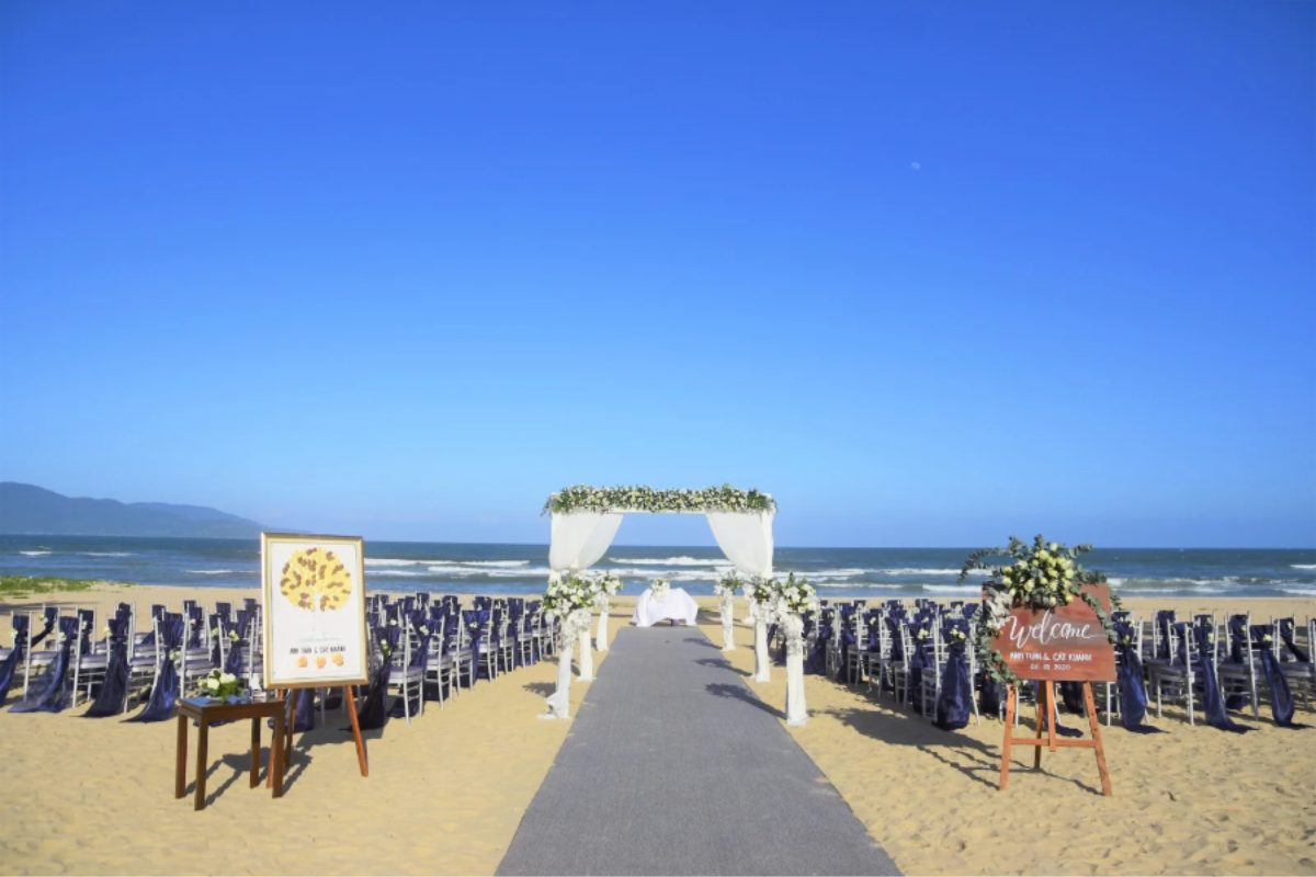Không gian cưới bãi biển do NT Wedding Đà Nẵng tổ chức. (Ảnh: Sưu tầm) 