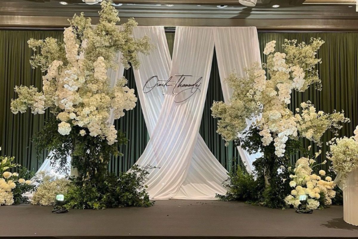 Backdrop hoa tươi tone trắng – xanh tại Đà Lạt do Phùng Đình Huy Wedding Planner. (Ảnh: Sưu tầm)