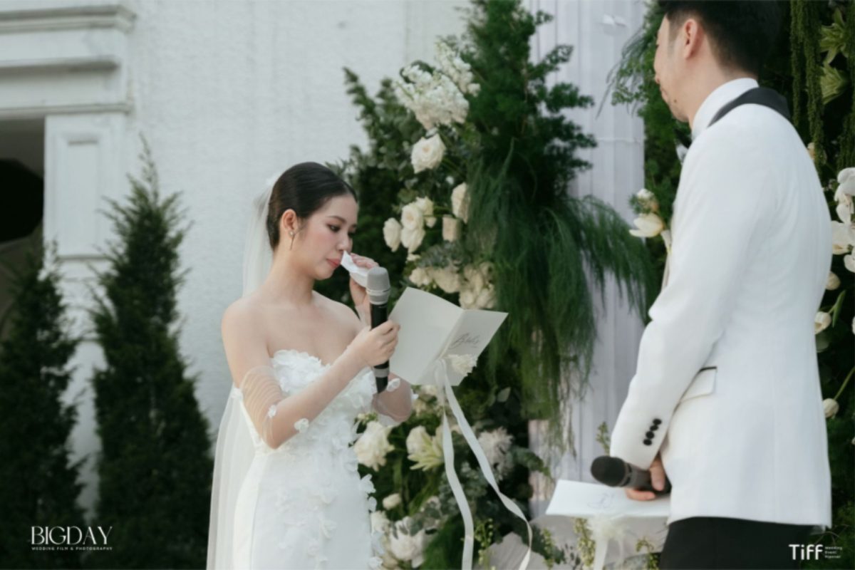Cô dâu chú rể xúc động đọc wedding vow trong lễ cưới (Ảnh: TIFF.vn)