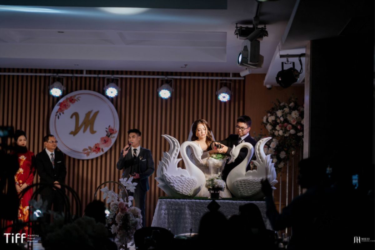 Cặp đôi trộn hai loại rượu vang để tạo nên “signature wine” – kỷ vật đặc biệt lưu giữ suốt hôn nhân. (Ảnh: TIFF.vn) 