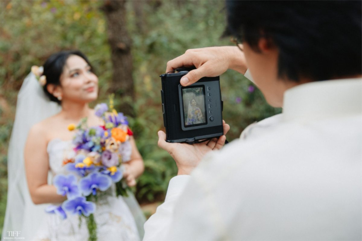 Cặp đôi tận hưởng giây phút riêng tư trong first look trước lễ cưới. (Ảnh: TIFF.vn) 