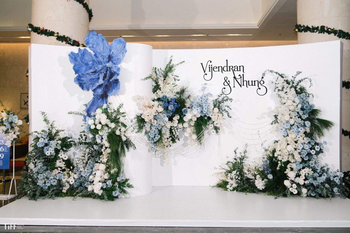Backdrop cưới phối navy – trắng đơn giản mà tinh tế (Ảnh: TIFF.vn)