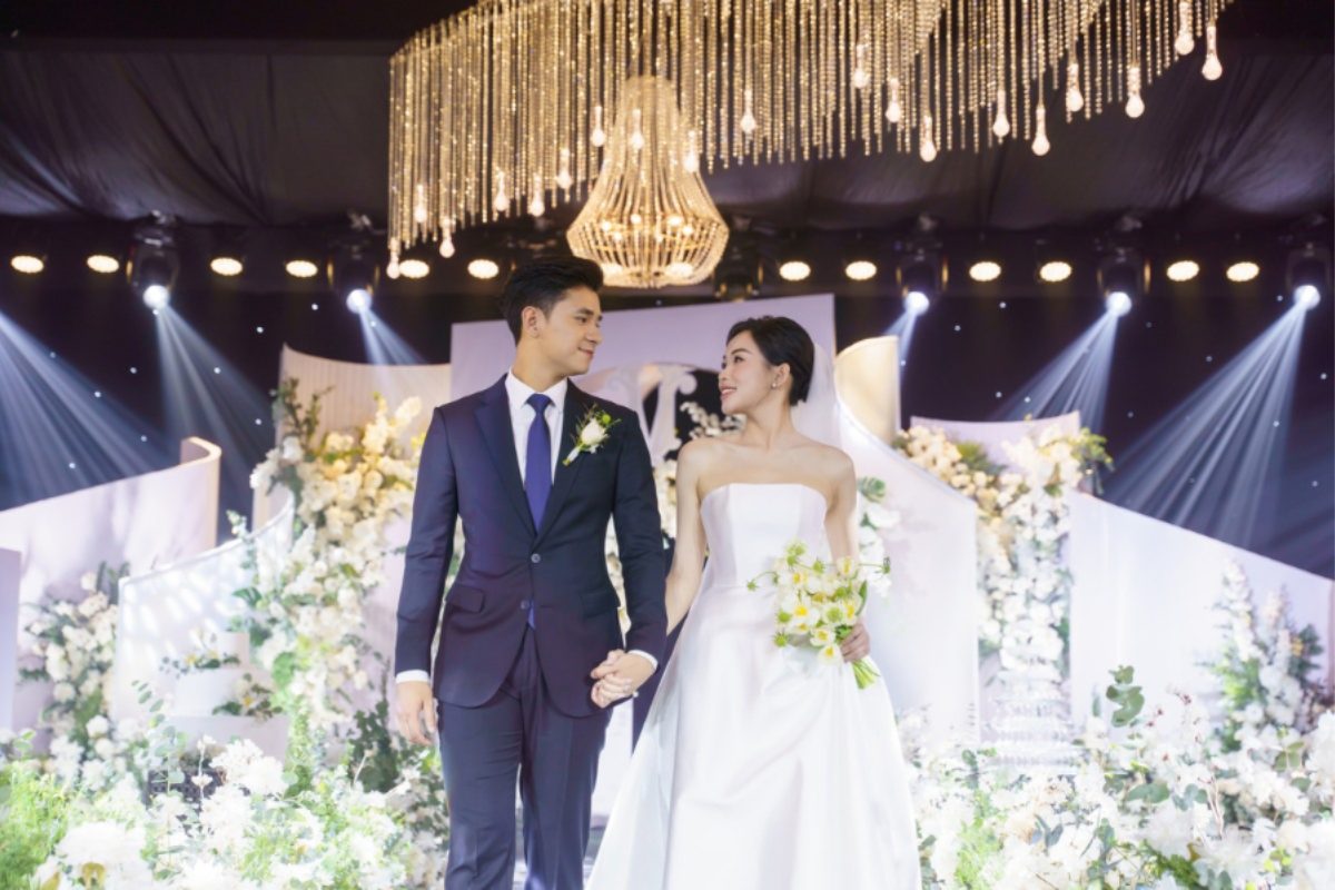 First dance phong cách cổ điển trong ballroom sang trọng với dàn nhạc sống (Ảnh: TIFF.vn)