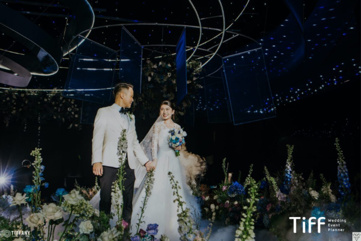 Cô dâu mỉm cười bước vào lễ đường, ánh sáng lung linh gợi cảm giác như một cảnh phim lãng mạn (Ảnh: TIFF.vn) 