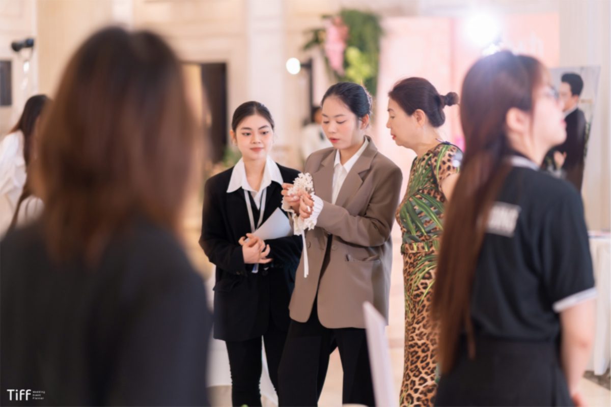 Wedding Coordinator điều phối các hoạt động trong ngày cưới, hỗ trợ cô dâu chú rể trọn vẹn. (Ảnh: TIFF.vn) 