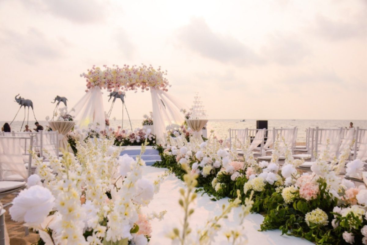 Không gian tiệc cưới ngoài trời với backdrop hoa và đèn lồng. (Ảnh: Sưu tầm) 
