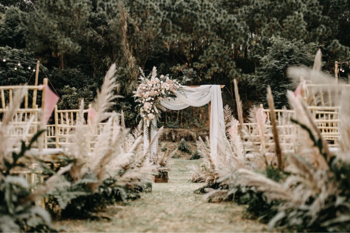 Layout ghế tiệc cưới rustic ngoài trời do The Pine Wedding setup. (Ảnh: Sưu tầm)